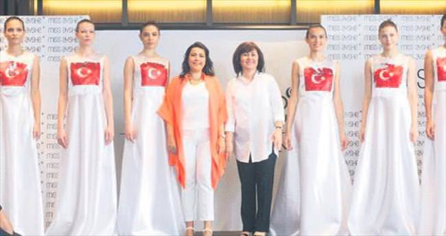 Mankenler Türk bayrağıyla yürüdü