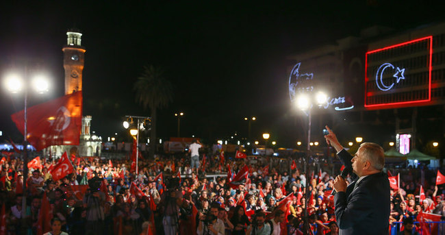 İzmirliler Konak Meydanı’ndaki demokrasi nöbetini sürdürdü