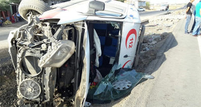 Ambulans ile kamyonet çarpıştı: 9 yaralı