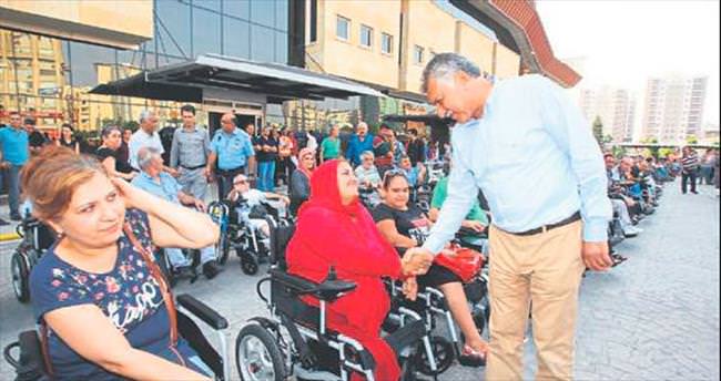 100 engelliye akülü tekerlekli sandalye