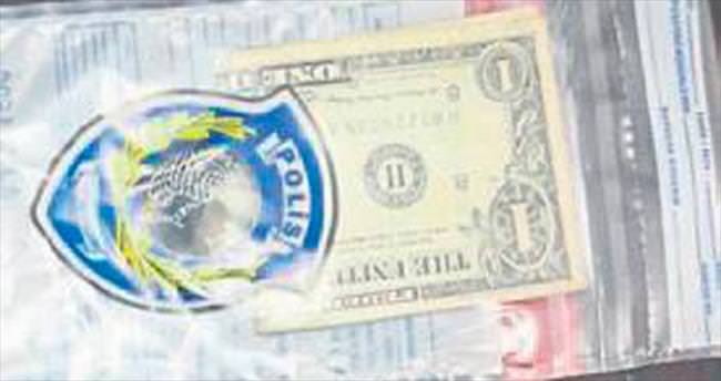 Polisin evinde ‘okunmuş’ 1 dolar çıktı