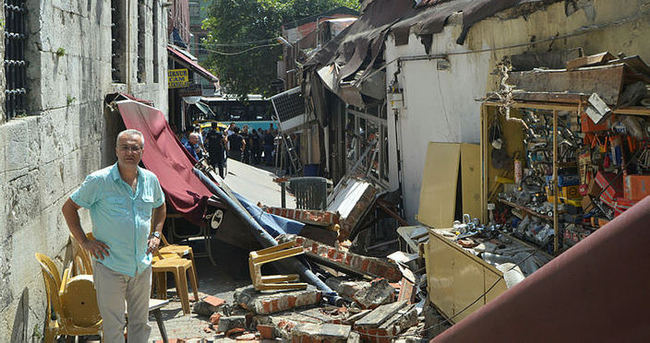 Karaköy’de bina duvarı çöktü: 3 yaralı