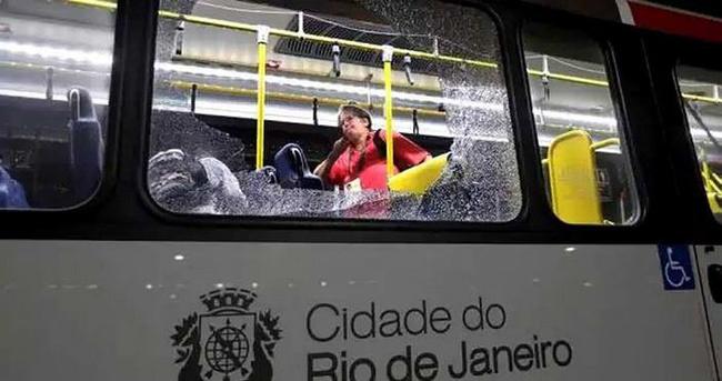 Olimpiyatlar’da basın otobüsü kurşunlandı