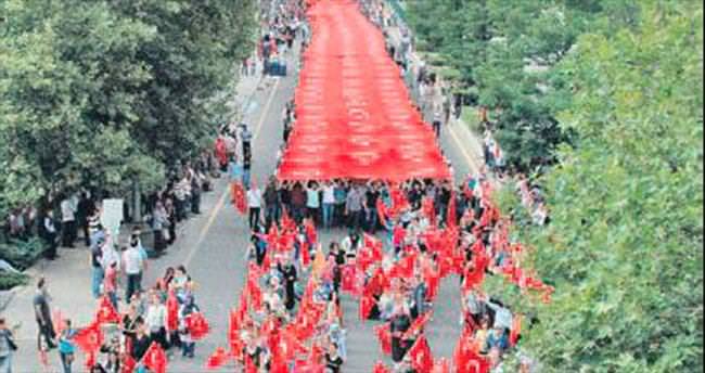 Dev bayrakla yürüdüler