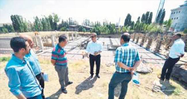 Çetin belediye binası inşaatını denetledi