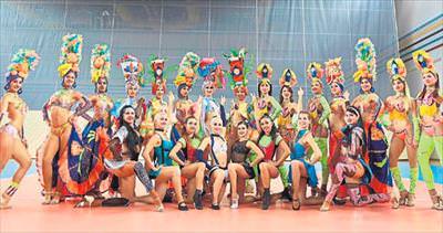 Kübalı dans grubu şovuyla büyülüyor