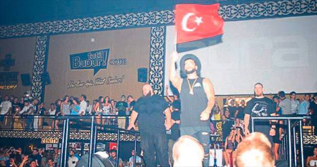 Türk bayraklı Rus Timati