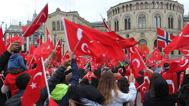 Norveç’te Türkler darbe ve teröre karşı yürüdü