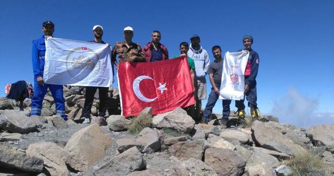 Hakkarili dağcılar İran’ın Sabalan Dağı zirvesinde Türk bayrağı açtı