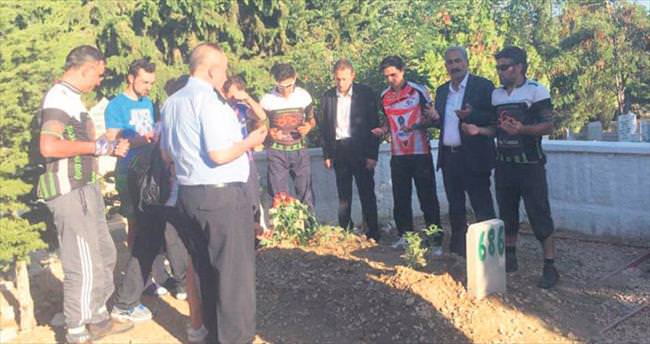 Görme engelli sporcular demokrasi şehidinin mezarı başında dua etti