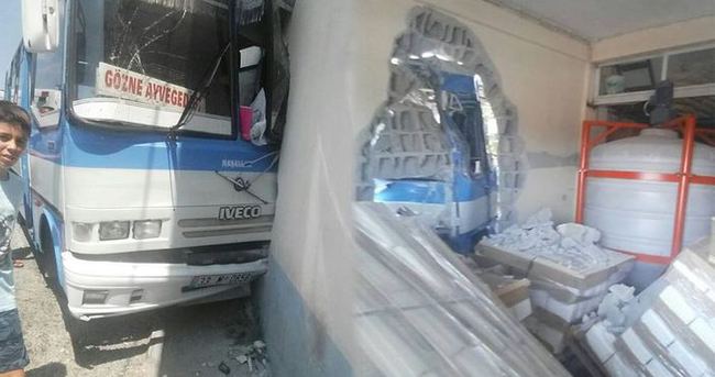 Freni boşalan minibüs duvara çarptı: 7 yaralı