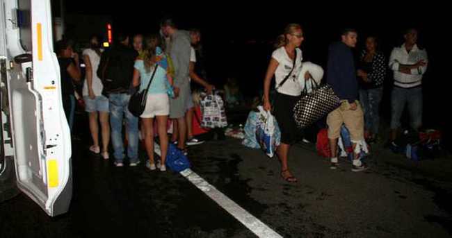Turistleri taşıyan otobüs tıra çarptı: 1 ölü, 38 yaralı