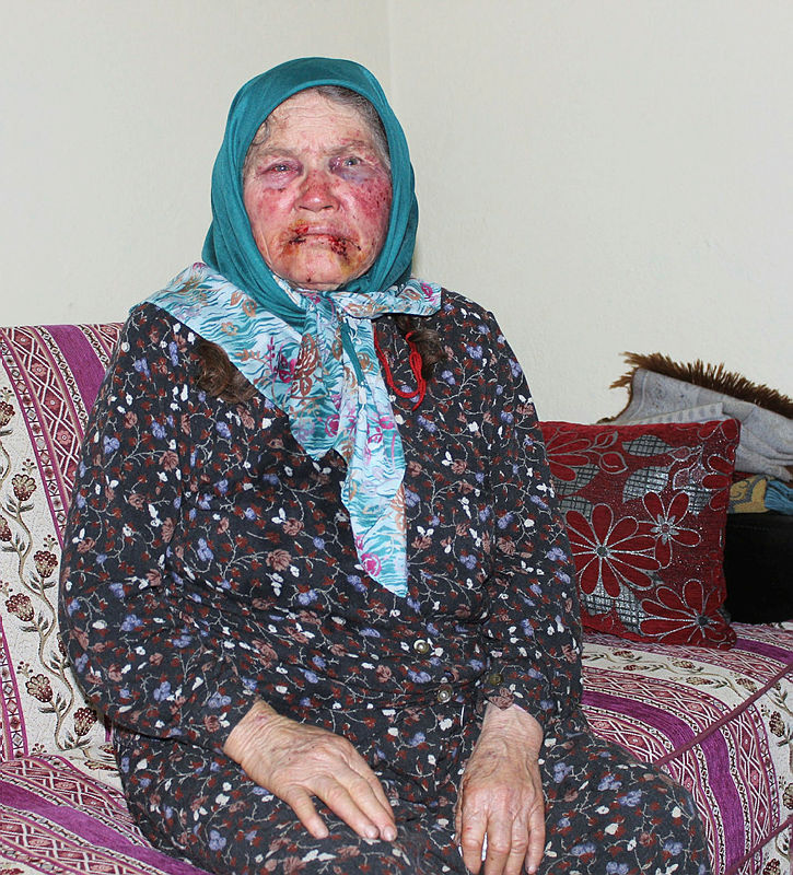 Yaşlı twitter. Айви + бин части. Пожилые люди. Пожилая женщина. Грустная старушка.