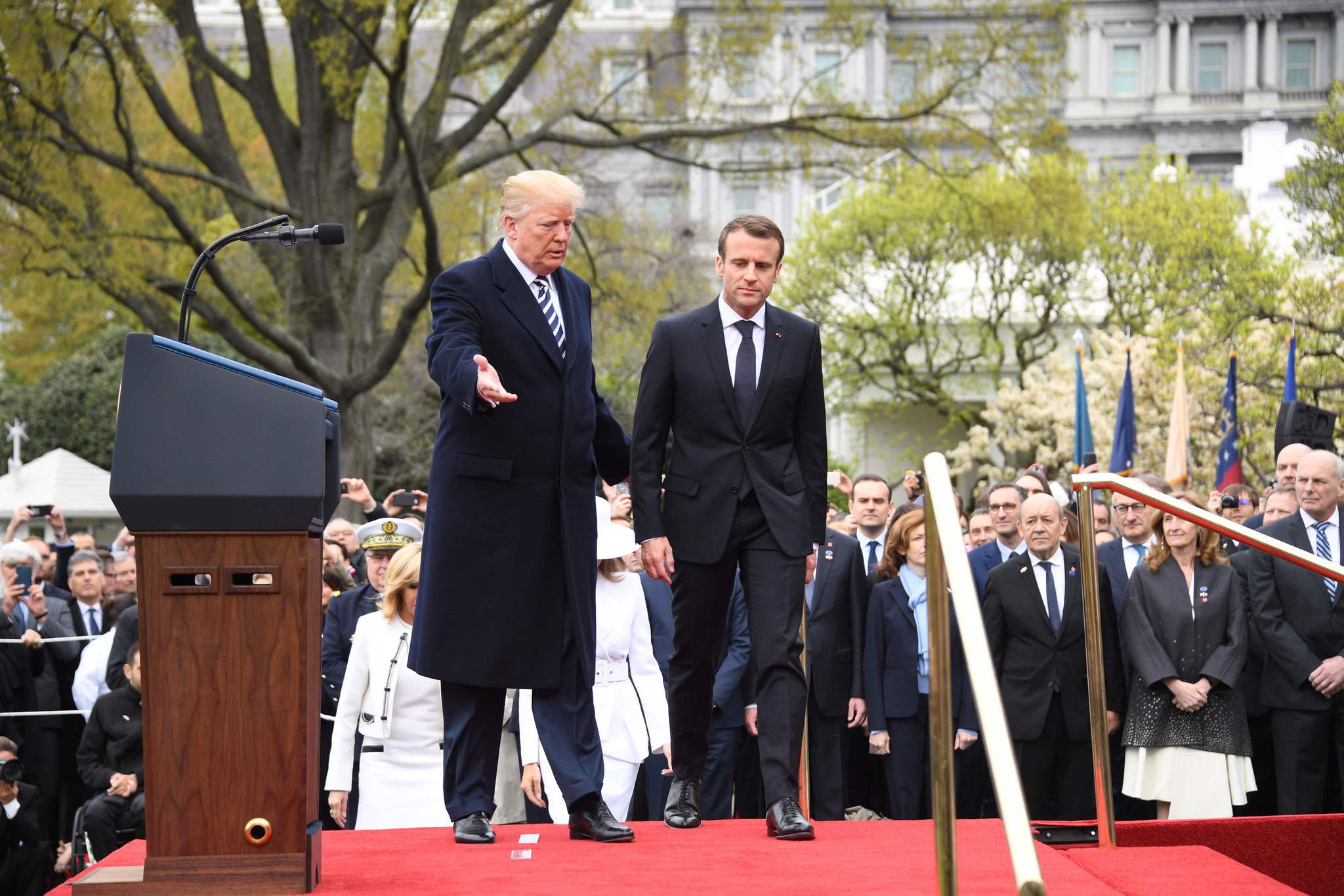 Trump Macron'u Beyaz Saray'da top atışıyla karşıladı