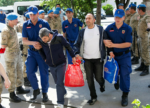 Kumar şebekesine baskını haber veren 2 asker yakalandı Kumar şebekesine baskını haber veren 2 asker yakalandı