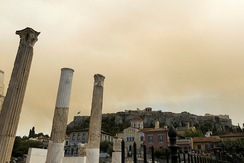 Atina'da korkutan yangın