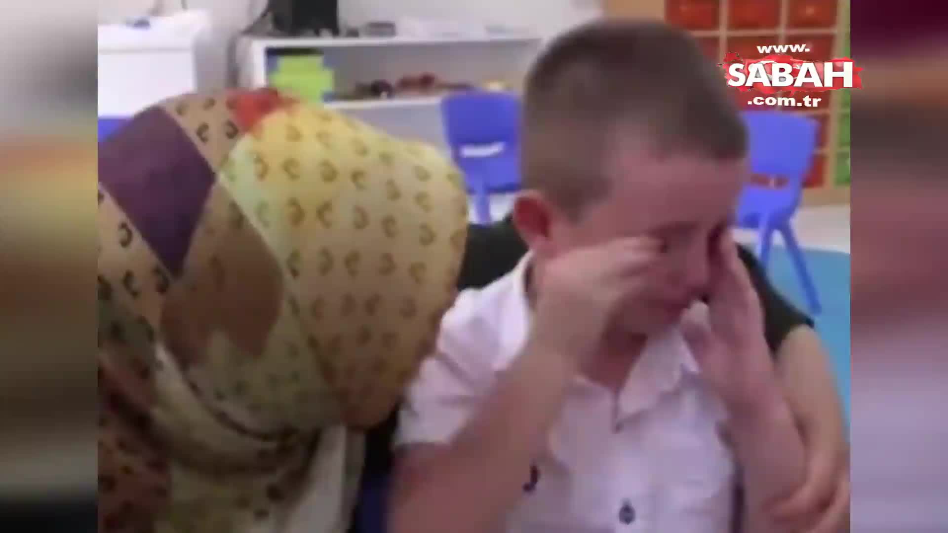 Okulun ilk günü çocuğun ağlaması Okulun ilk günü çocuğun ağlaması