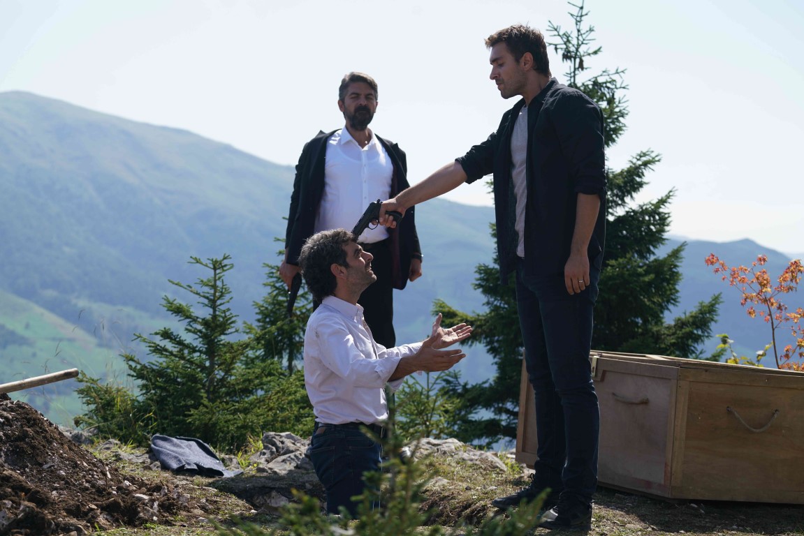 Sen Anlat Karadeniz zirvede tek başına Sen Anlat Karadeniz zirvede tek başına
