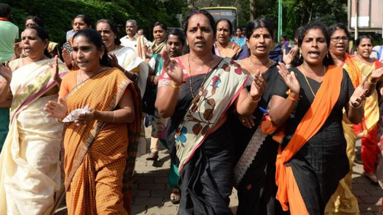 Hindistan'da tapınağa girmek isteyen kadınlar darp edilerek engellendi