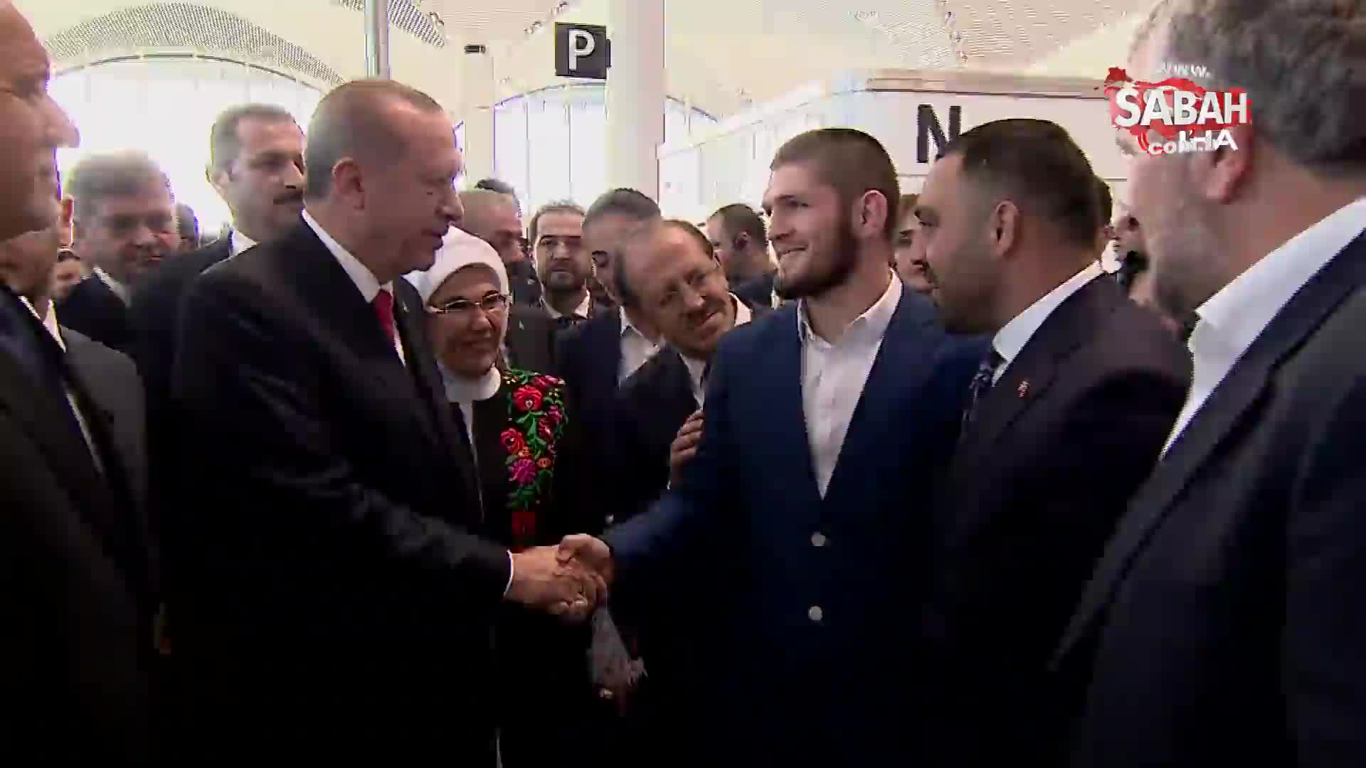 Erdoğan, yeni havalimanının açılış töreninde Khabib Nurmagomedov ile görüştü Erdoğan, yeni havalimanının açılış töreninde Khabib Nurmagomedov ile görüştü