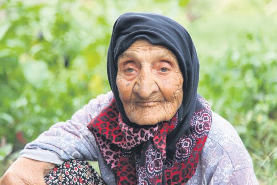 118 yaşındaki Fatma Nine müdürü şaşırttı 118 yaşındaki Fatma Nine müdürü şaşırttı