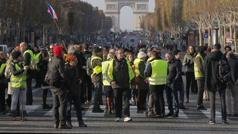 Akaryakıt zamları Fransa'yı sokağa döktü