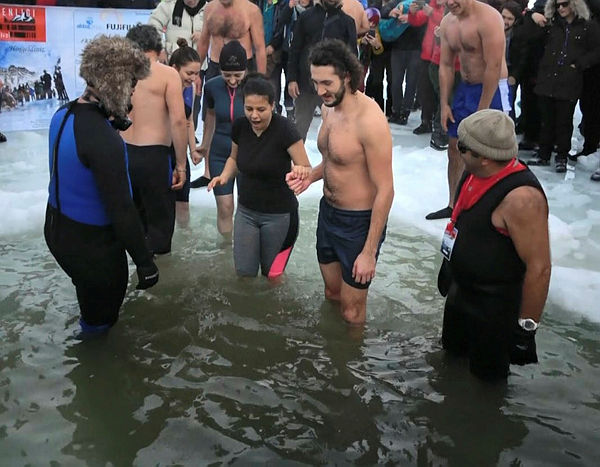 Buz tutan gölü kırıp 'Yüzme Şenliği' düzenlediler