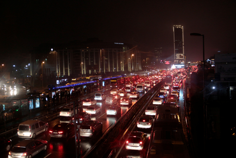 İstanbul E-5 te trafik yoğunluğu yüzde 80 lere ulaştı