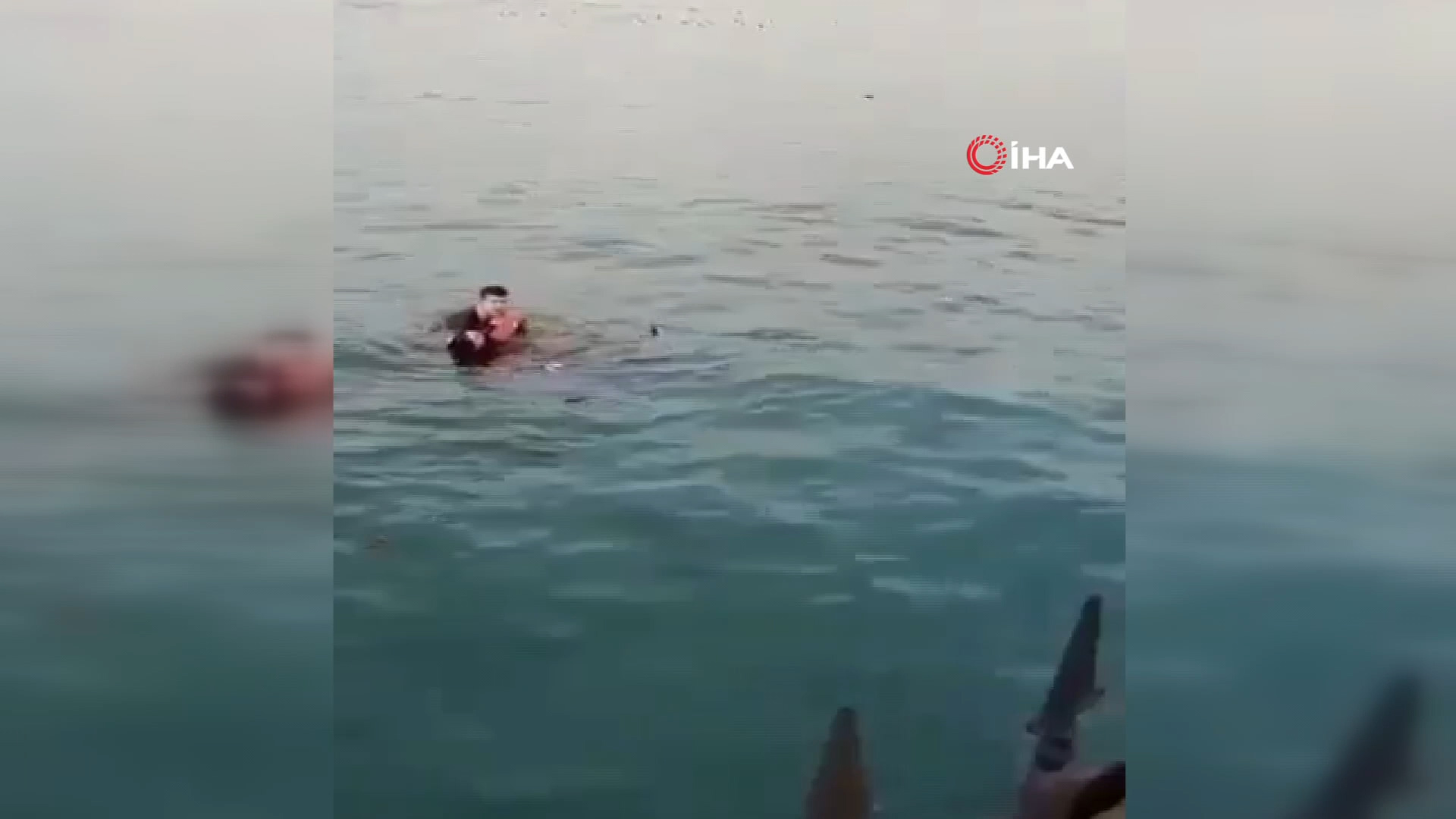 İstanbul Kadıköy'de kahraman Çevik Kuvvet polisinin denize düşen genç kızı