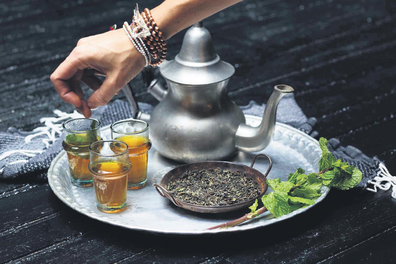 Случайная чайная. Moroccan марокканский мятный чай,. Марокканский чай в Марокко. Чайная церемония в Марокко. Марокканский чай (thé Vert)..