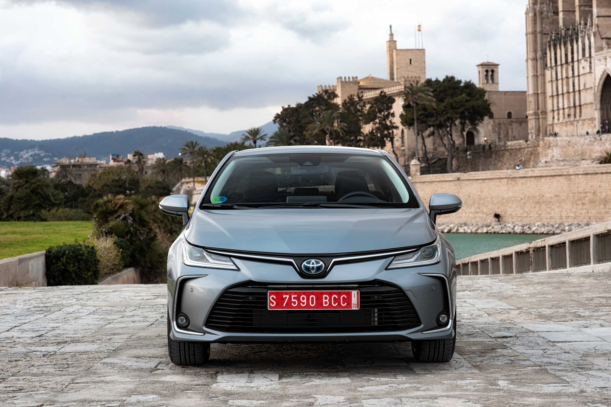 Toyota hibrit Corolla'nın fiyatını açıkladı