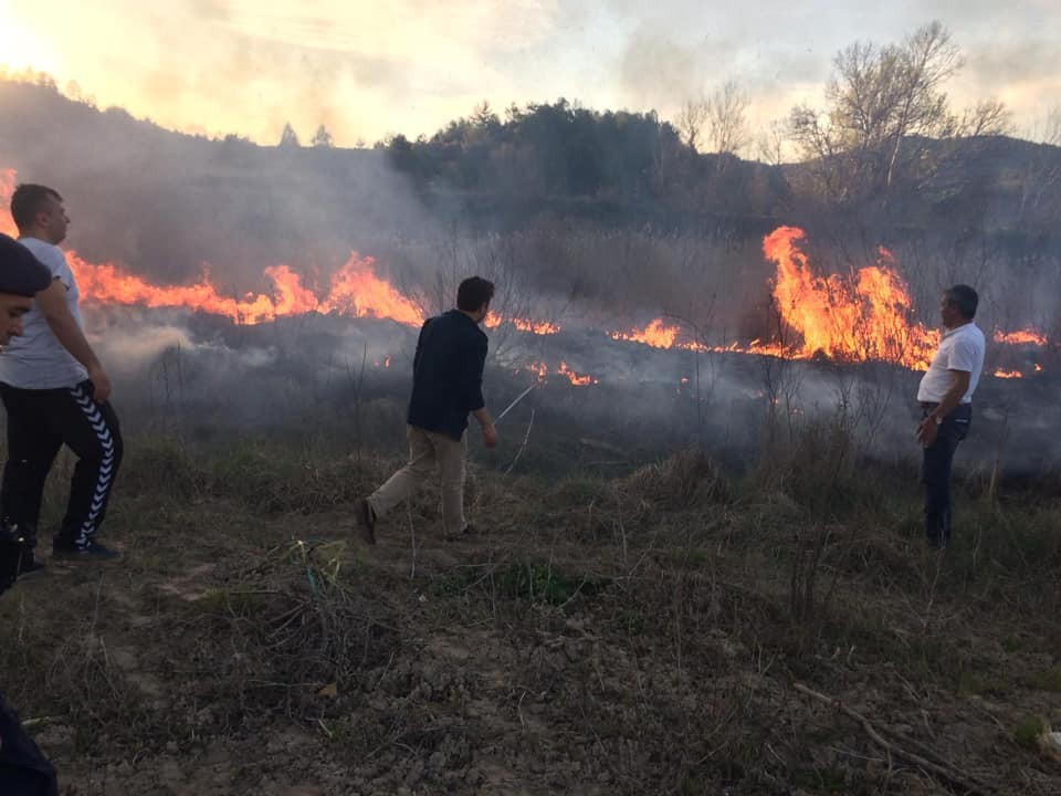 Arazi yangınında kaymakam, belediye başkanı ve ilçe jandarma komutanı tehlike atlattı