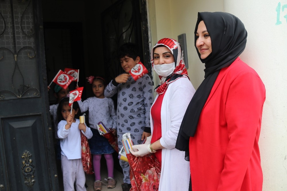 Kapı kapı dolaşarak 140 çocuğa sanat malzemesi dağıttılar