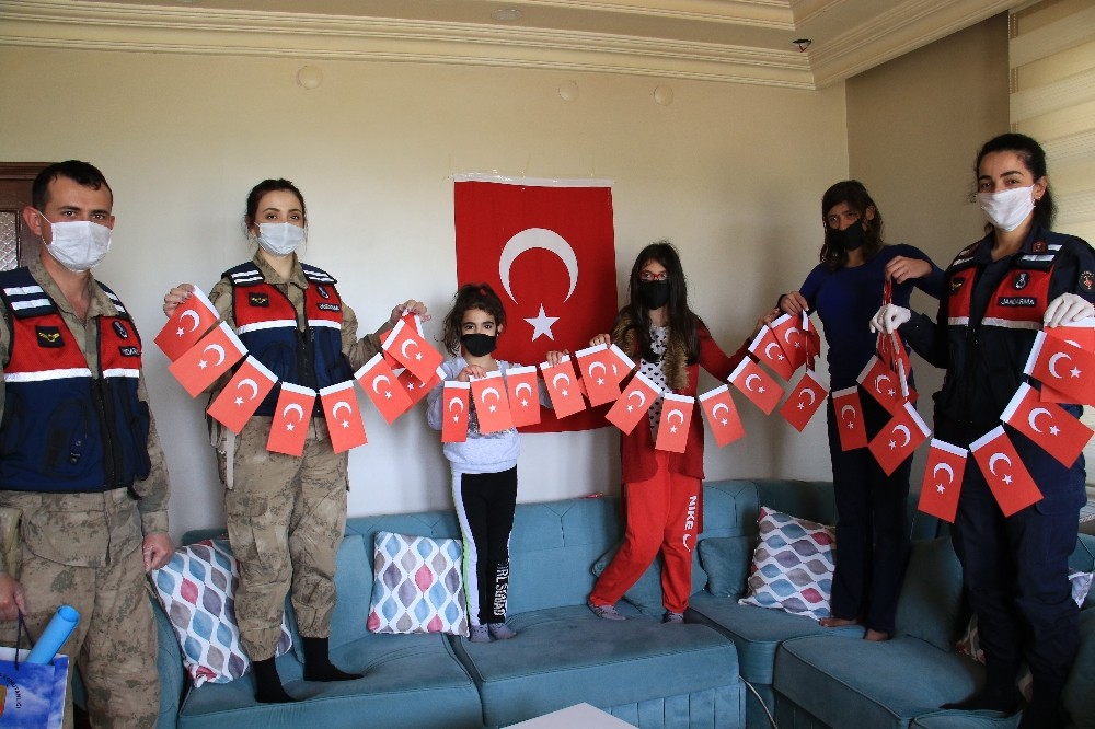 Mehmetçik, Hatice’nin Türk bayrağı talebi için seferber oldu