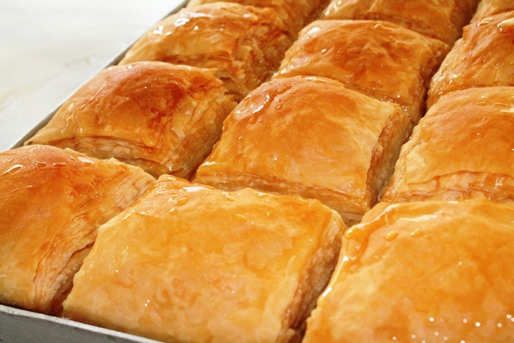 Adını yöre insanından alan börek görünümlü tatlı Laz Böreği Trabzon