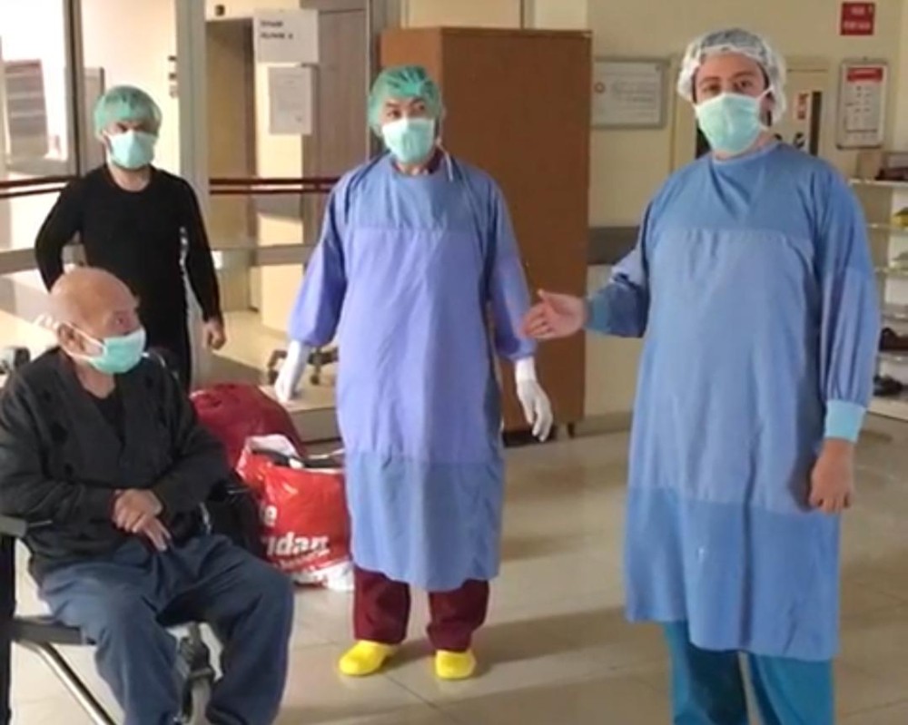 65 yaşındaki hastanın Koronavirüsten kurtuluş sevinci
