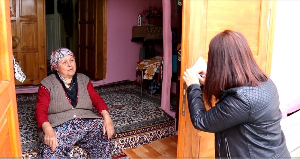 Belediye Başkanı elinde kağıt kalem ev ev sipariş topluyor Bilecik