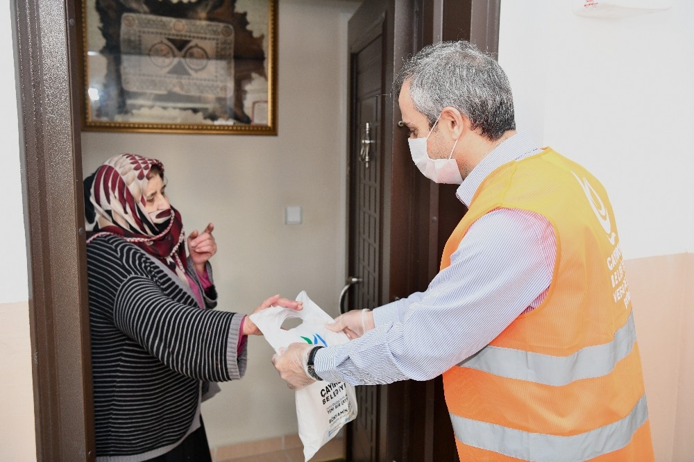 Çayırova’da 15 günde üretilen 300 bin maske dağıtıldı