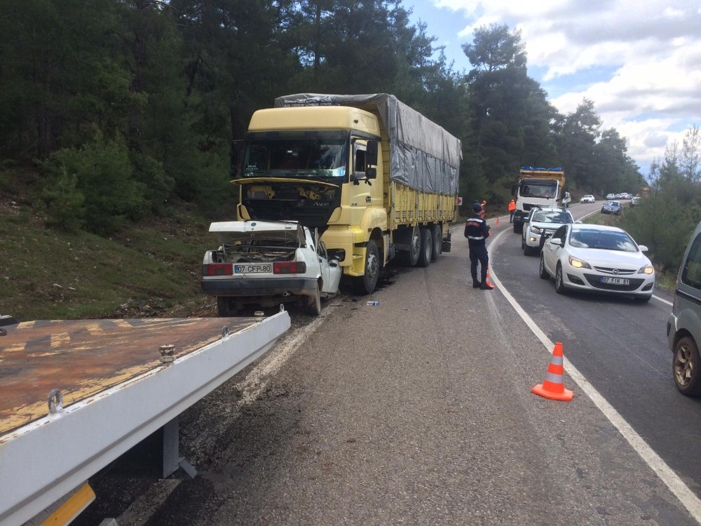 Antalya Da Otomobil Ve Kamyonet Carpisti 3 Yarali Antalya Haberleri