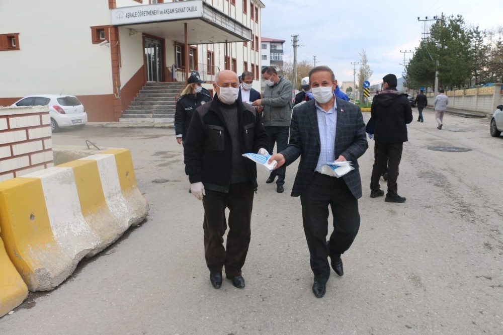 Kaymakam Ve Belediye Baskani Vatandaslara Maske Dagitti Erzurum Haberleri