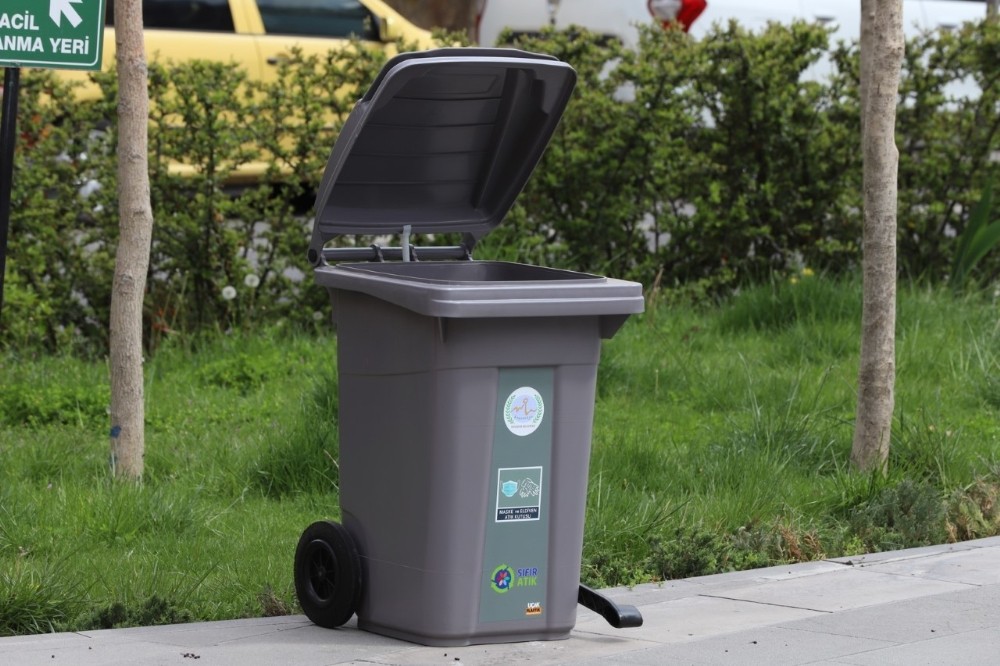 Kullanılmış maske ve eldivenler için atık kutusu