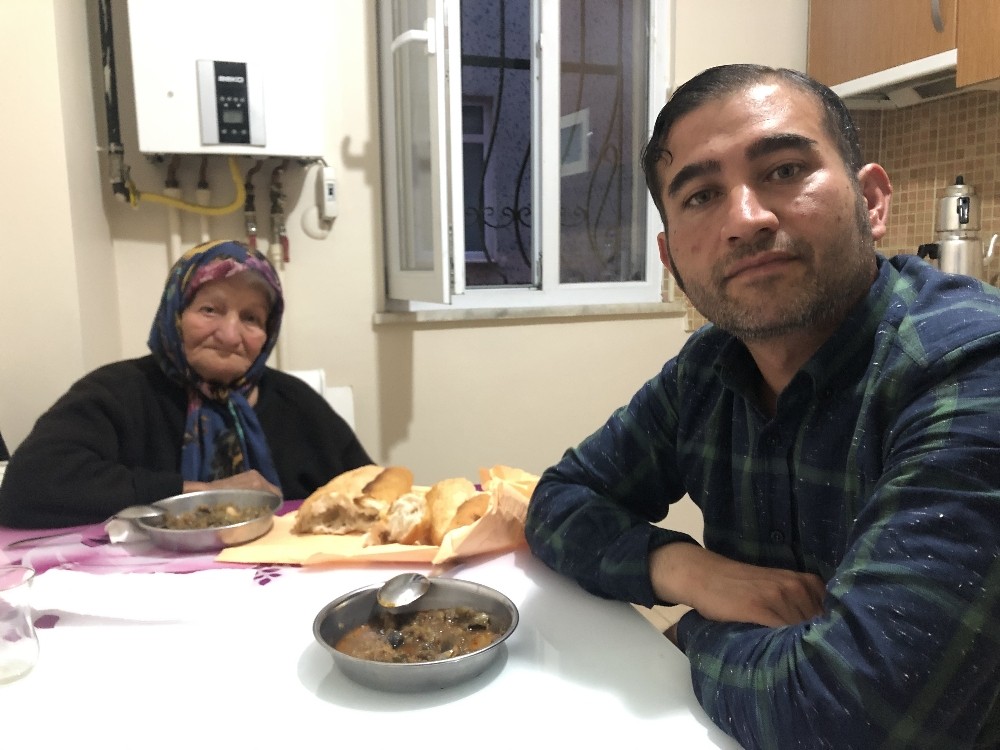 (Özel) 90 gündür arabada yaşayan engelli kadın ve oğlu sıcak yuvalarına