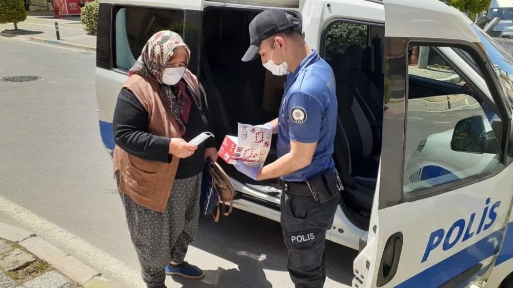 İzmir polisi yaşlılara refakat etti, sokakta maske dağıttı