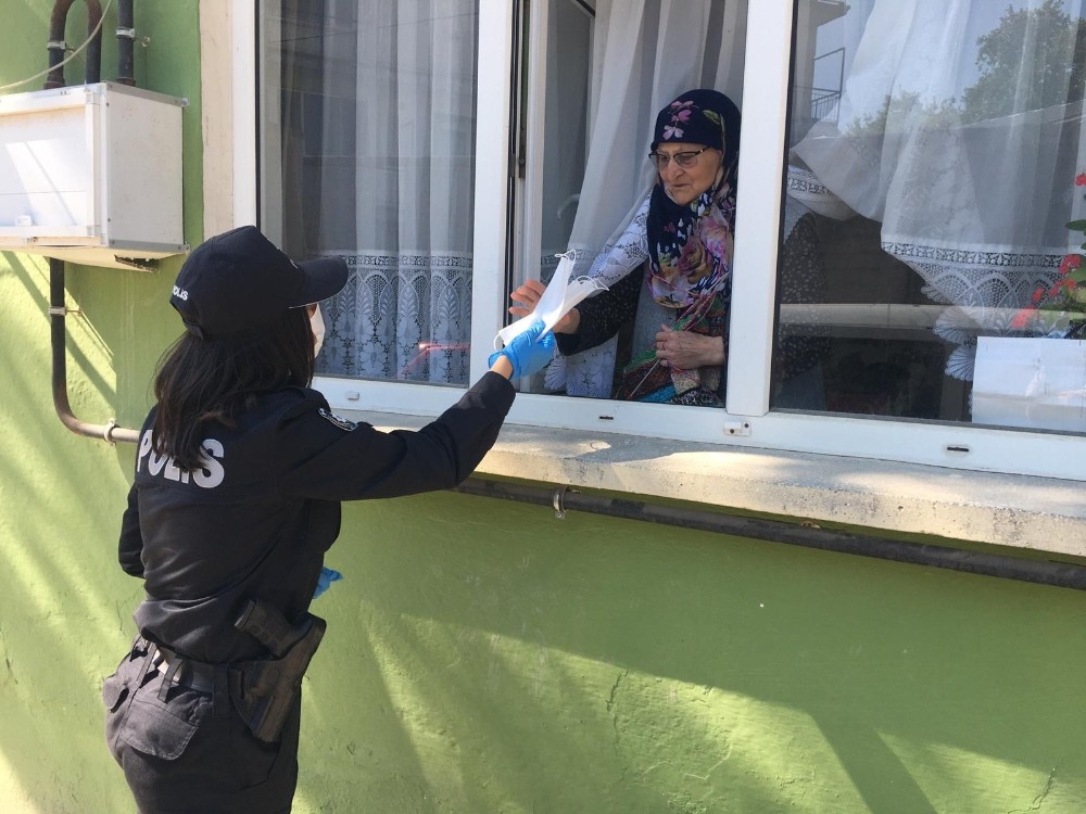 Kepsut’ta polisler Annelerin gününü evlerinde kutladı