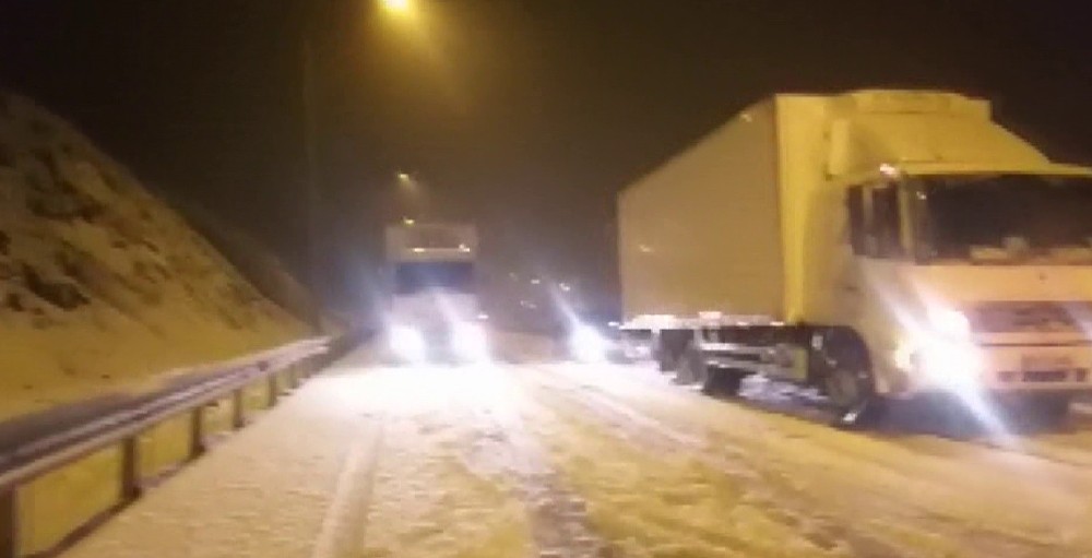 Kar’a hazırlıksız yakalanan sürücüler yolda kaldı