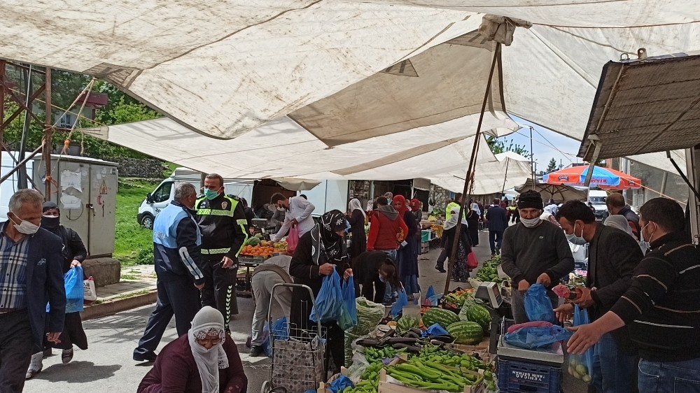 Gercüş polisinden vatandaşlara sosyal mesafe uyarısı