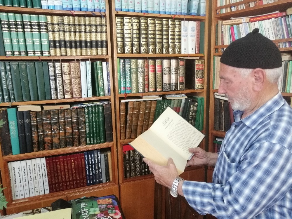 80 yaşındaki gazinin okuma azmi: Bir gözünü vatan için verdi, diğer gözünü kitaplara adadı