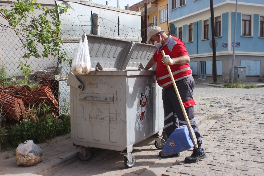 59 yaşındaki temizlik işçisi çöpteki ekmekleri hayvanlar için topluyor