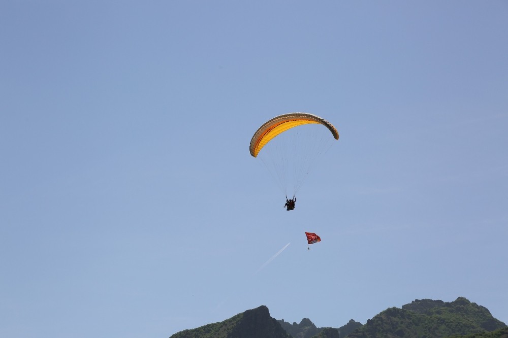 Tunceli’de Yamaç Paraşütlü bayram kutlaması