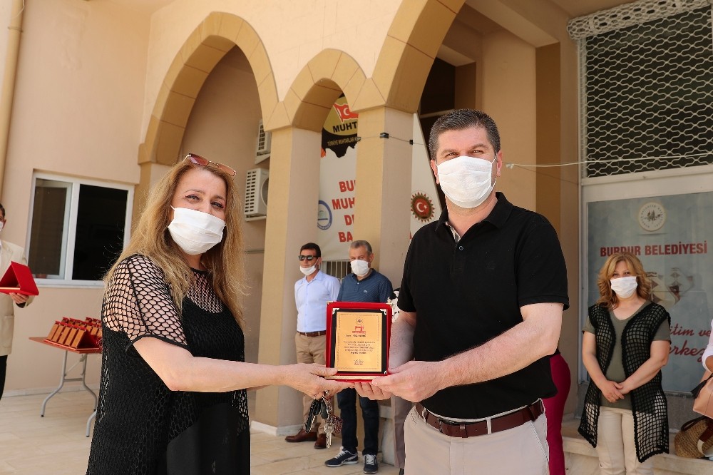Başkan Ercengiz, 240 bin maske üreten gönüllüleri plaketle ödüllendirdi.